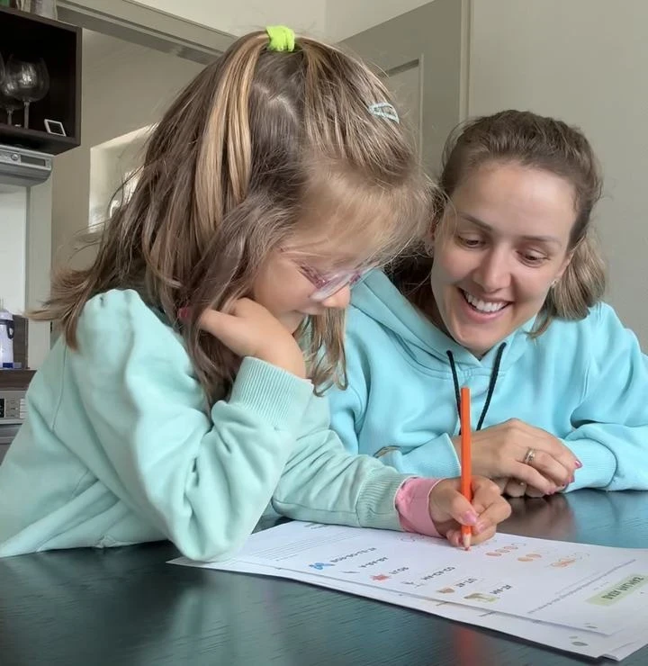 Luana e a filha fazendo uma atividade da Sementinha